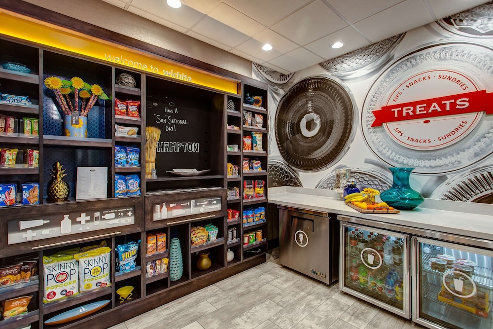 Hampton Inn & Suites Wichita Airport - photo 21
