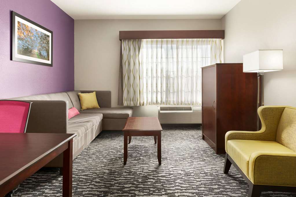 La Quinta Inn & Suites by Wyndham Fresno Northwest - photo 51