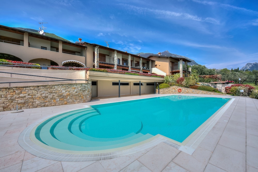 Borgo Belvedere Apartment With Lake View — 4-Star Luxury Hotel in Toscolano Maderno, Italy