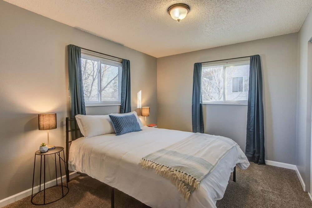 2BR Aptmt Parks Private Deck Mountain Views - photo 9