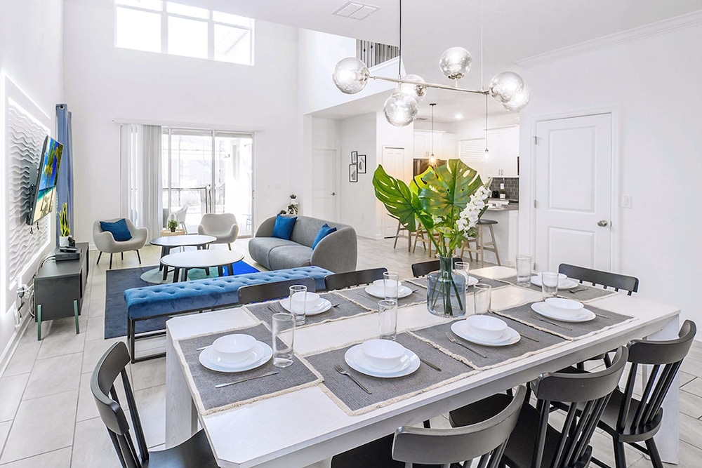 Bright & Airy 5BR Resort Home with Pool - photo 3