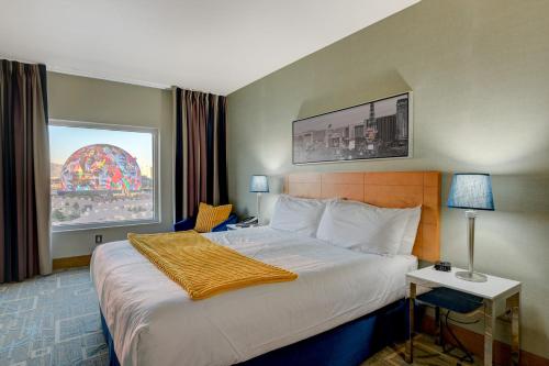 SPHERE IN 4K Vintage Vegas Condo with Sphere and Strip Views