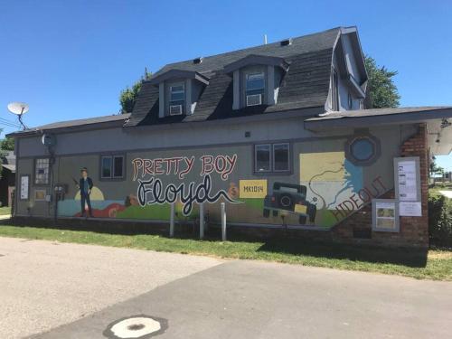 Actual Pretty Boy Floyd's Hideout Lake Erie MI — 4-Star Luxury Hotel in Luna Pier, United States