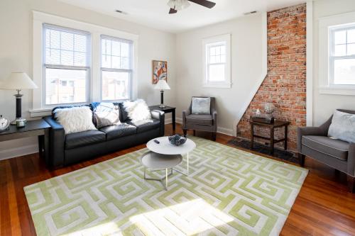 Contemporary 3 Bedroom Home with Balcony in RVA — 4-Star Luxury Hotel in Richmond, United States