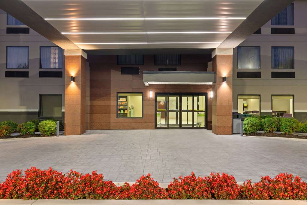 La Quinta Inn & Suites by Wyndham Snellville Stone Mountain - photo 3