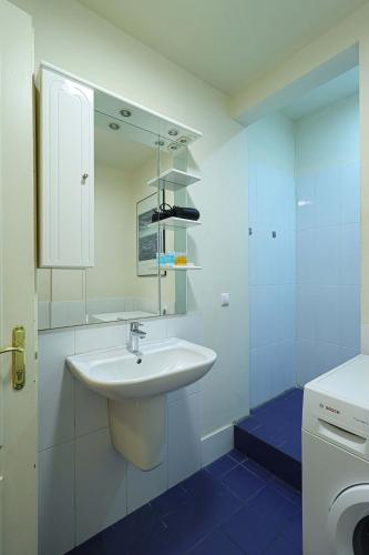 Bright 3BR Apartment in Old Tbilisi by Wehost