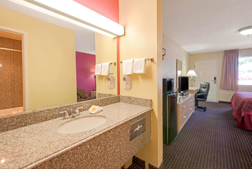 Days Inn by Wyndham East Albuquerque - photo 17
