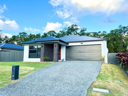 Plantation Retreat 4 Bedroom Modern Home — 4-Star Luxury Hotel in Landsborough, Australia