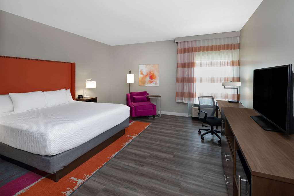 La Quinta Inn & Suites by Wyndham Greensboro Arpt High Point - photo 24