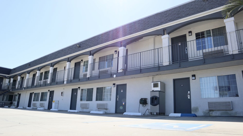 Value Inn Bellflower - photo 25