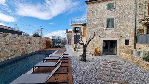 Villa Qualia Heated pool 4 bedrooms 2 kitchens Stylish interior — 4-Star Luxury Hotel in Visignano, Croatia