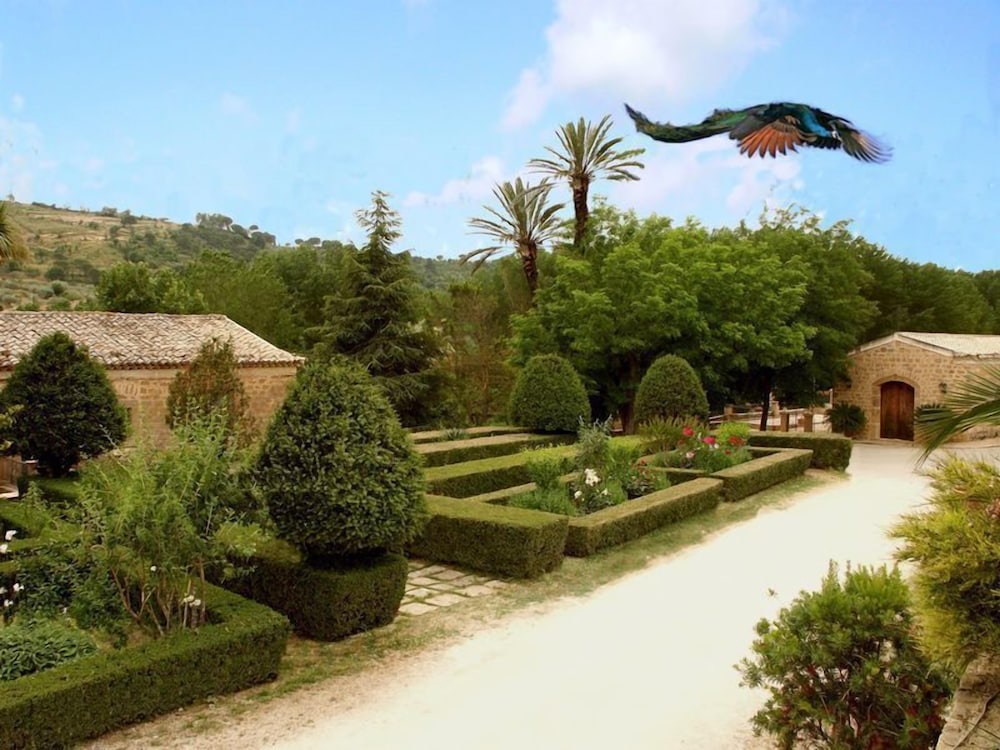 Agriturismo Savoca — 4-Star Luxury Hotel in Piazza Armerina, Italy