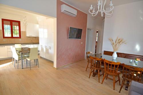 Villa Pesce Torre Pali 8 Ospiti con Giardino e Parcheggio Privato — 4-Star Luxury Hotel in Salve, Italy