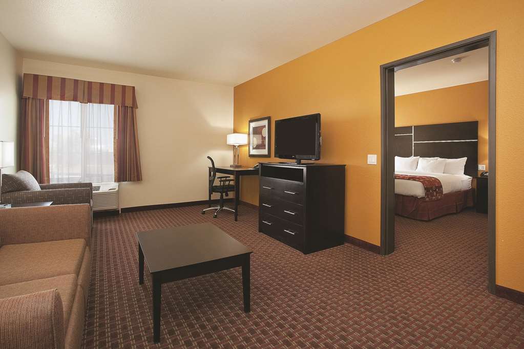 La Quinta Inn & Suites by Wyndham Denver Gateway Park - photo 39