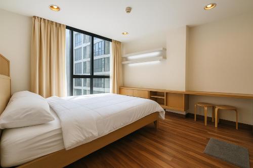 Zenith Place Huge 2BR Low rise condo