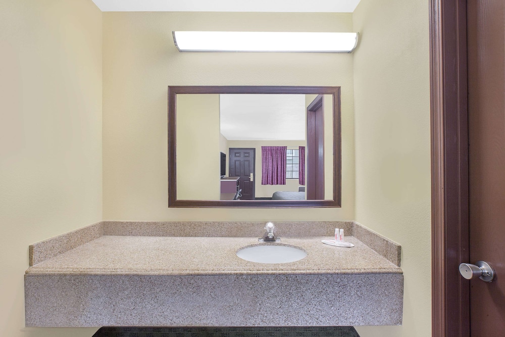 Days Inn by Wyndham Fayetteville - photo 11