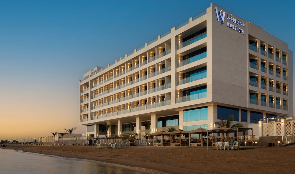 Waves Hotel - carbon neutral hotel in Umm Lajj