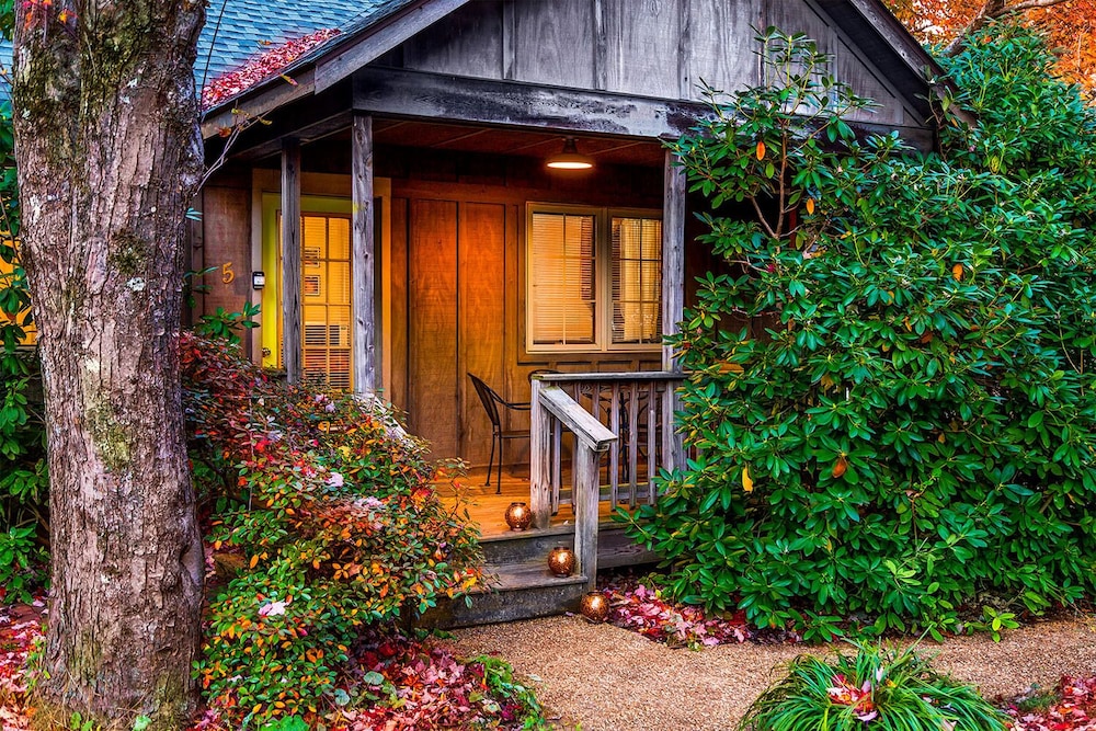 Love Ridge Mountain Lodging — 4-Star Luxury Hotel in Lyndhurst, United States