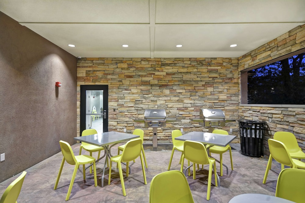 Home2 Suites by Hilton Carbondale - photo 41