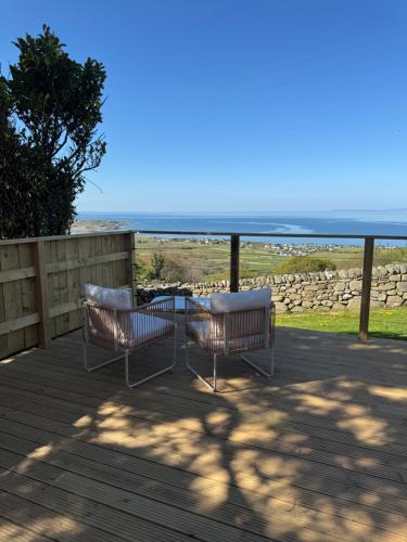 Coastal View Shepherds Hut With Hot Tub — hotel in Llanfair
