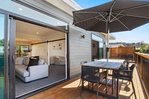 Leisure on Leo in Waihi Beach, New Zealand