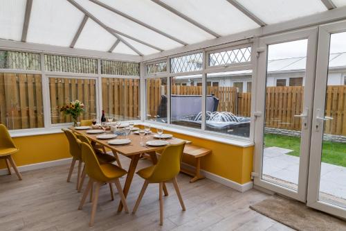 Spacious Cottage with Private Hot Tub — 4-Star Luxury Hotel in Baildon, United Kingdom