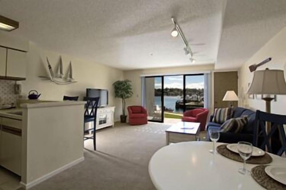 Edgewater Inn Charlevoix - photo 2