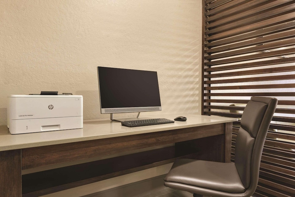 Country Inn & Suites by Radisson Coralville IA - photo 18