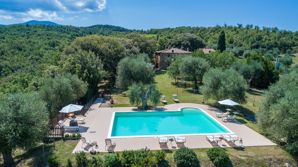 Villa Rachele — 4-Star Luxury Hotel in Seggiano, Italy