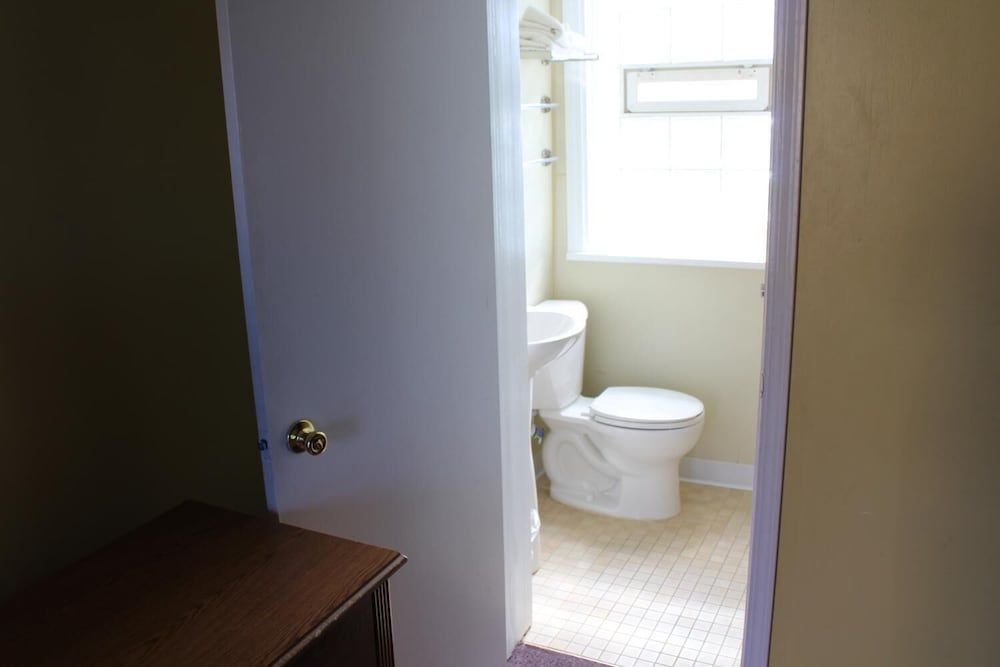 Crest Motel - photo 18