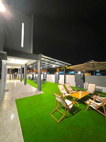 Entire Vacation Home with landscape garden — 4-Star Luxury Hotel in Lumut, Malaysia