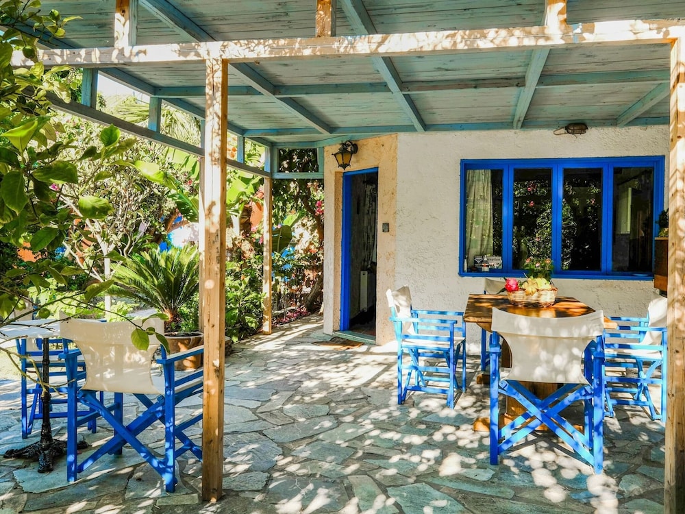 Pretty Holiday Home with Lotus Garden & Terrace near Sea Beach — 4-Star Luxury Hotel in Palaiochora, Greece