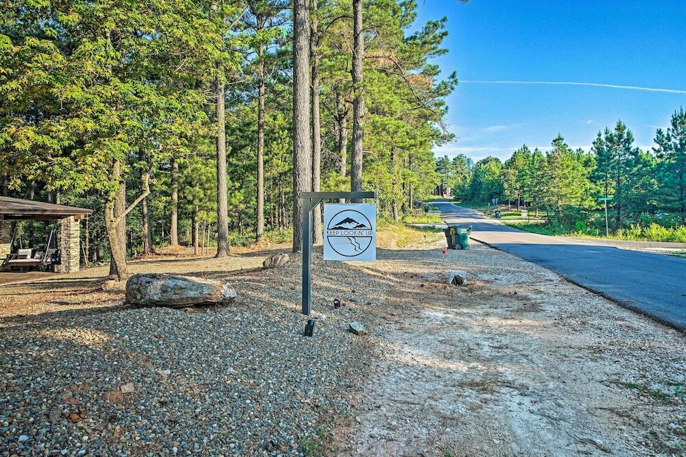Broken Bow Cabin Less Than 9 Mi to Choctaw Landing Casino — hotel in Broken Bow