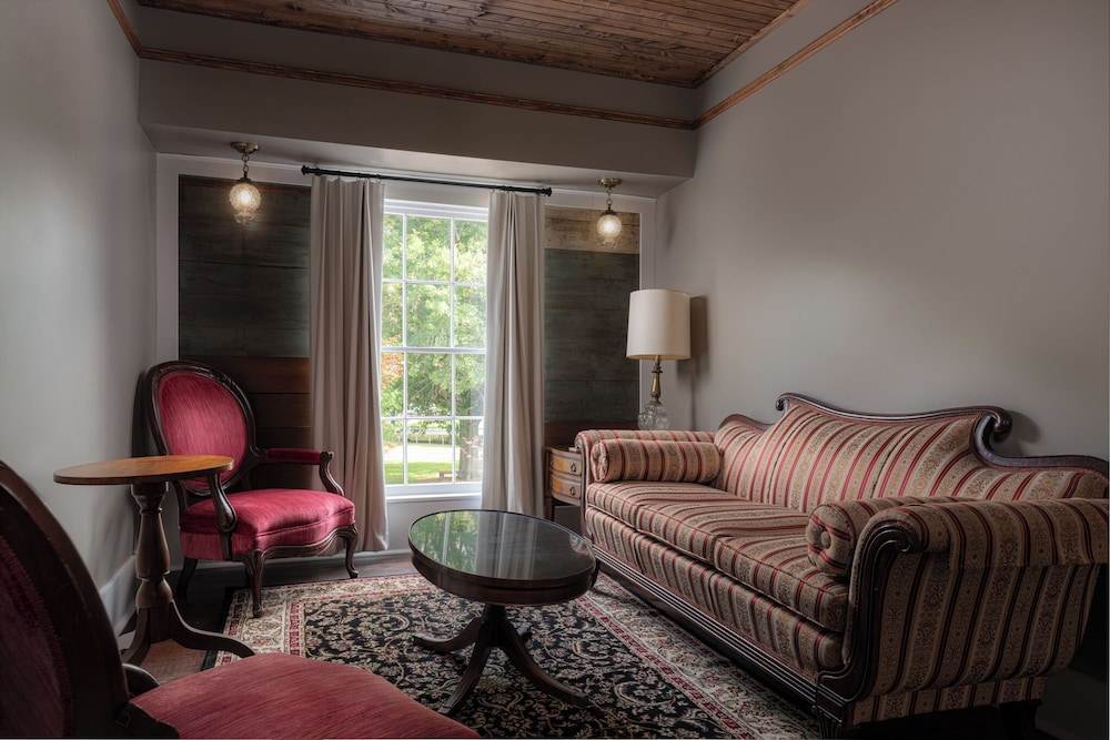 The NuWray Hotel & Carriage House - photo 46