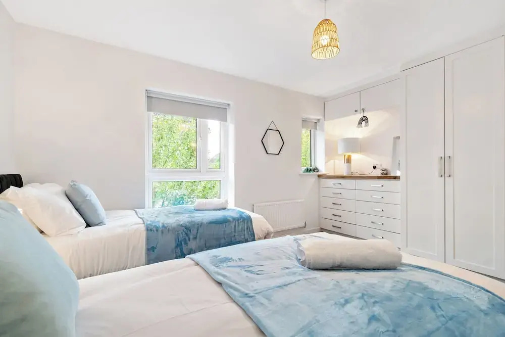 Luxury Ashford Home in secure neighbourhood with Private Parking — 4-Star Luxury Hotel in Ashford, United Kingdom