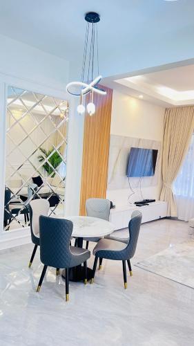 Elegant Lavington 1Bed with Pool Private Cinema & Garden
