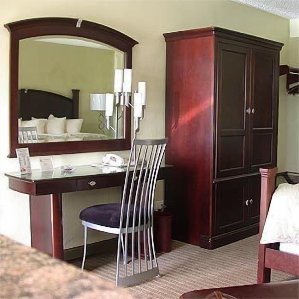 Marvin's Garden Inn - photo 15