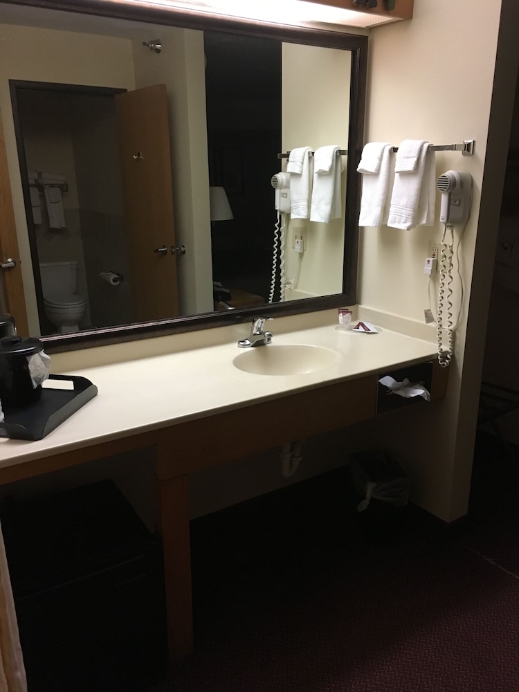 Moose Lake Lodge & Suites - photo 16