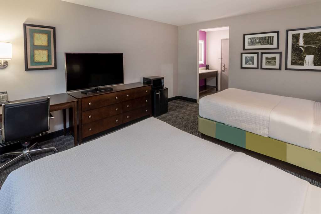 La Quinta Inn & Suites by Wyndham Houston NW Brookhollow - photo 17
