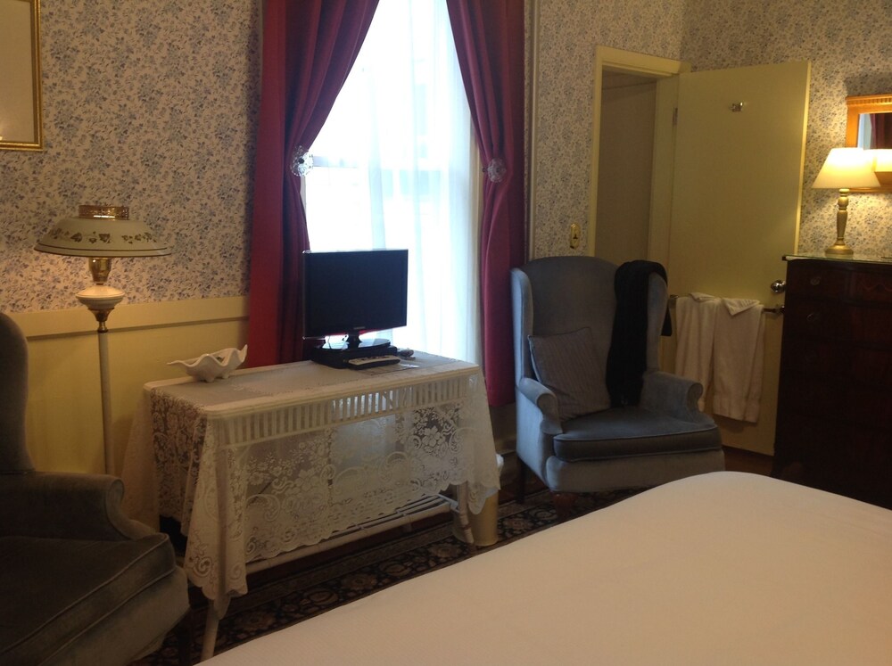 The Linden Tree Inn - photo 13