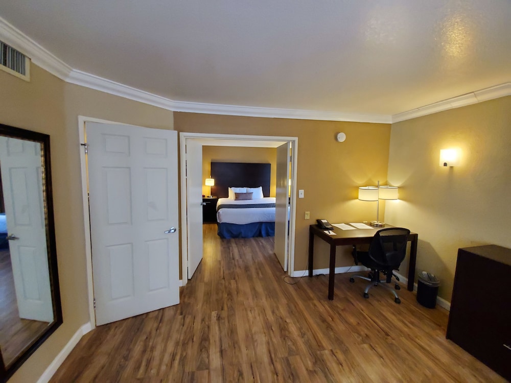 Hotel d Lins Ontario Airport - photo 9