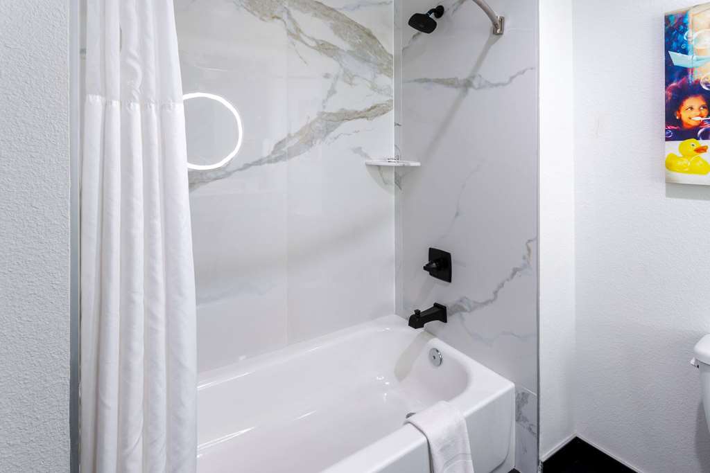 La Quinta Inn & Suites by Wyndham Maricopa Copper Sky - photo 28
