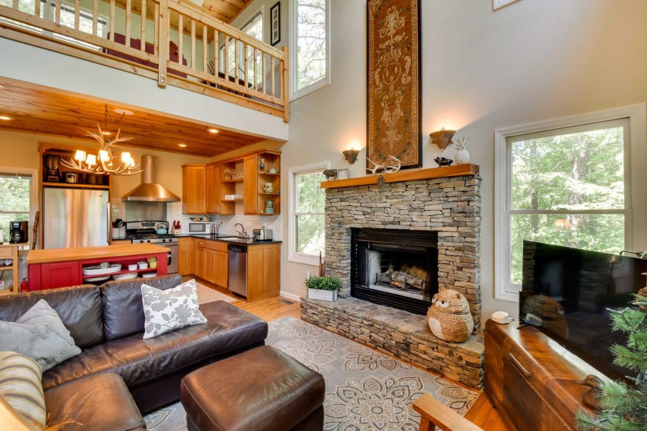 Spacious Georgia Escape with Fireplace Deck and Grill — hotel in Lakemont