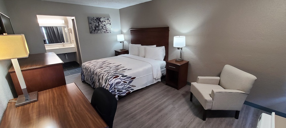 Econo Lodge - carbon neutral hotel in Lagrange