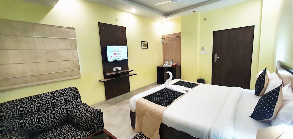 OYO Flagship 120 Cantonment