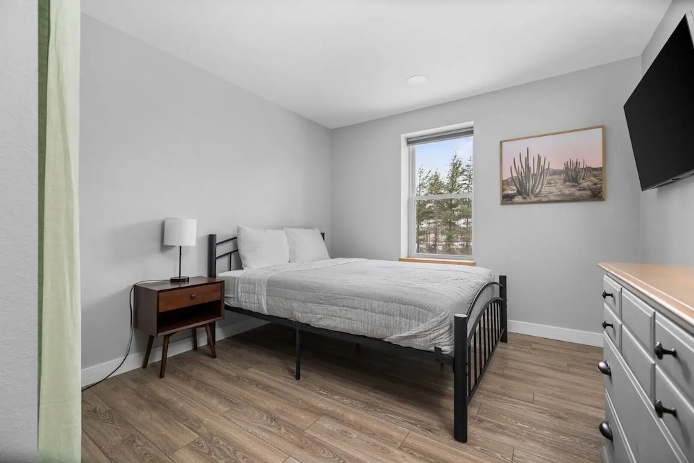 Newly Remodeled Lovely 4BDR Retreat 3191 in Traverse City, United States