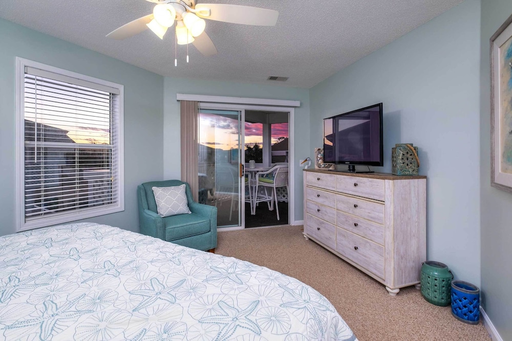 Less Than 1 Mi to Ocean North Myrtle Beach Condo — 4-Star Luxury Hotel in Myrtle Beach, United States