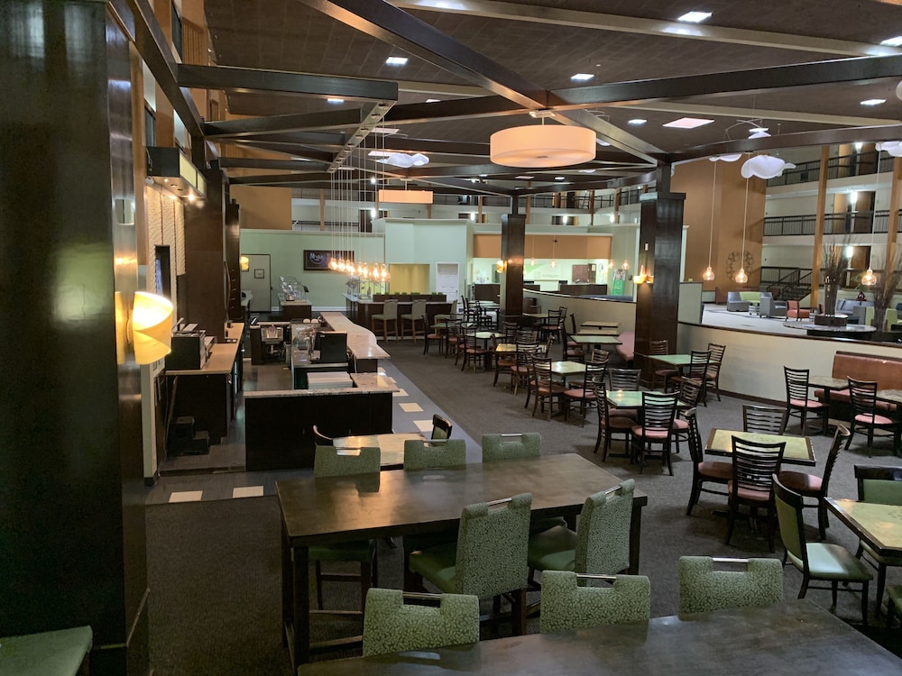 Clarion Hotel & Suites Conference Center Memphis Airport - photo 8