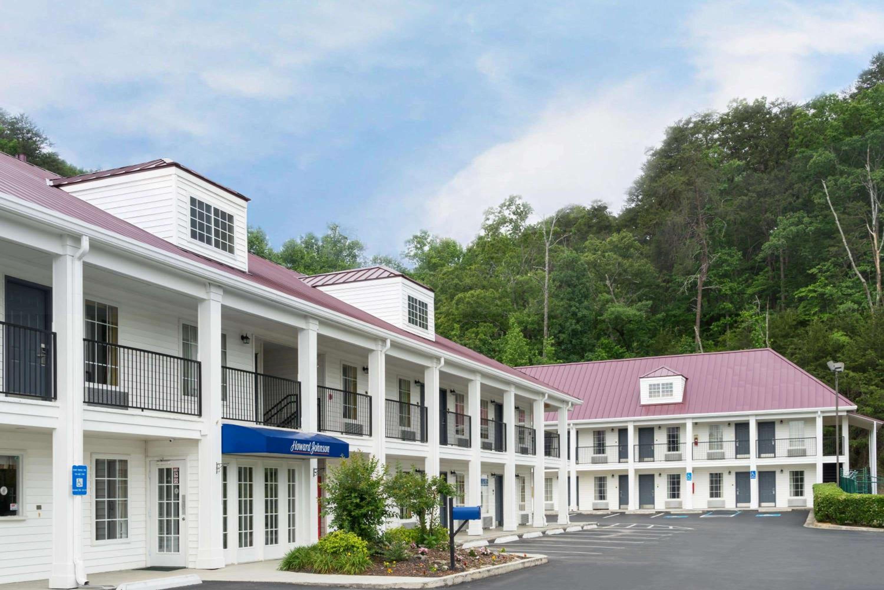 Howard Johnson by Wyndham Dalton - photo 4