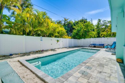 Beach Cottage with Heated Pool Short Walk to Beach — 4-Star Luxury Hotel in Holmes Beach, United States